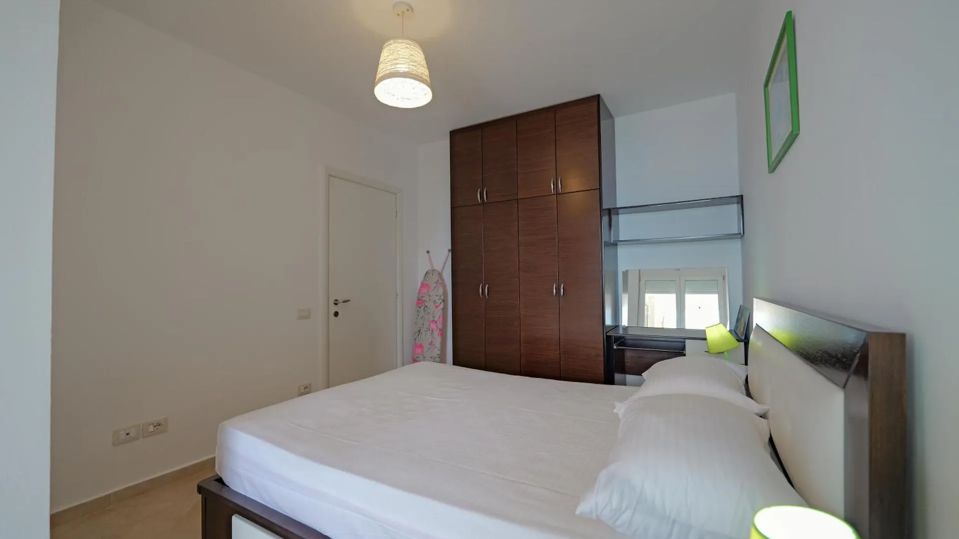 Marin Bougainville Apartament Sarandë アパート